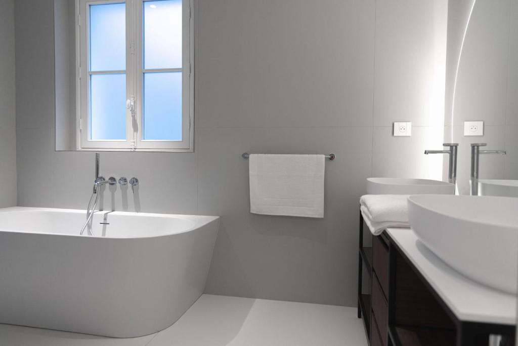 Deluxe Junior Suite - Image 11