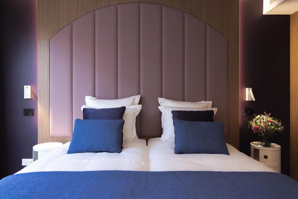 Junior Suite with Balcony - Image 11