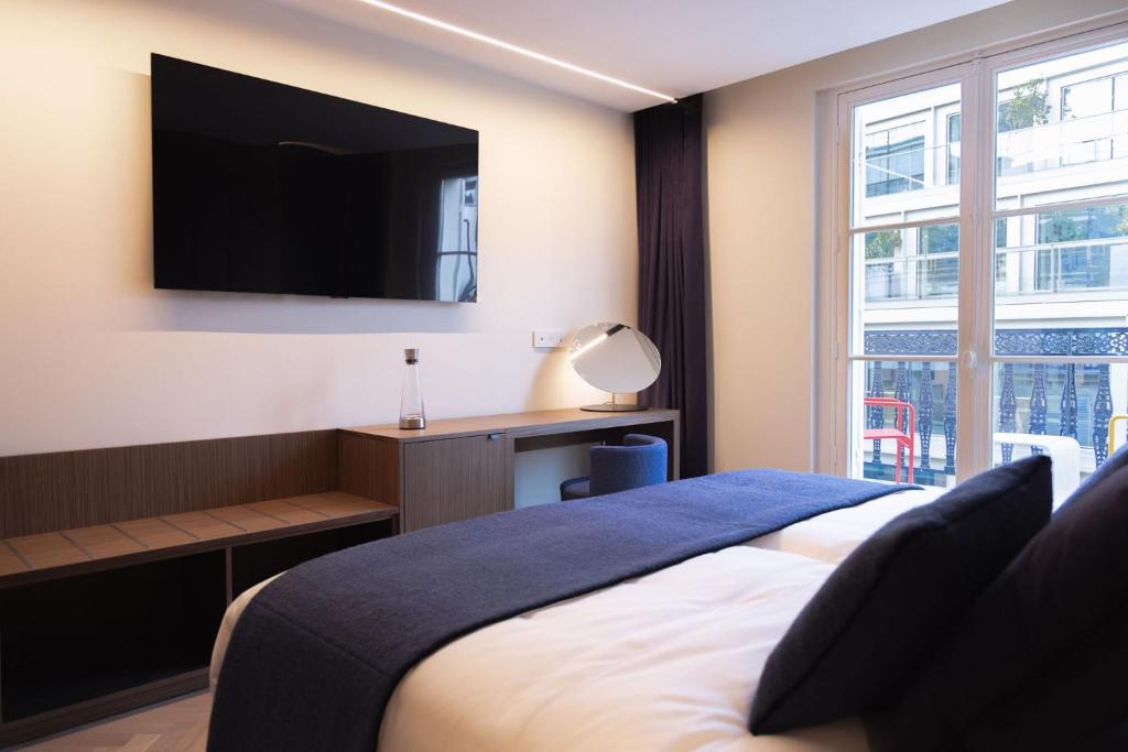 Junior Suite with Balcony - Image 4