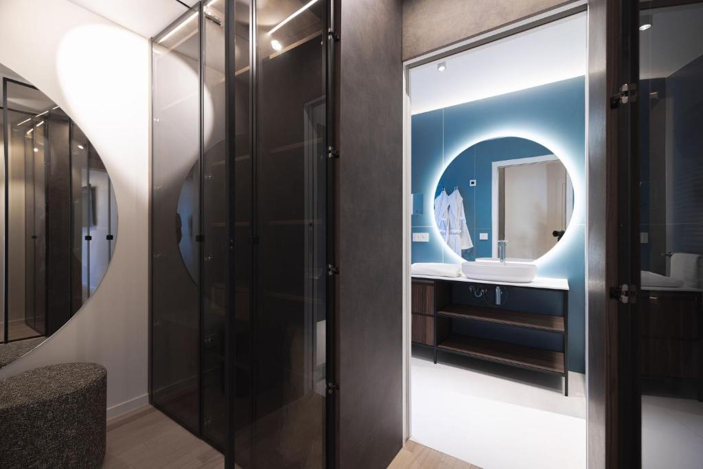 Suite with Balcony - Image 11