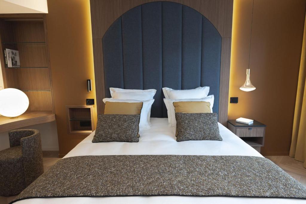 Suite with Balcony - Image 5