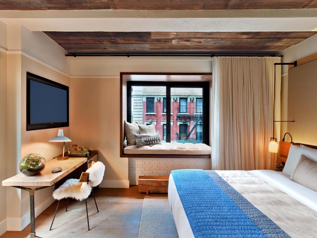 Deluxe King Room with City View - Image 1