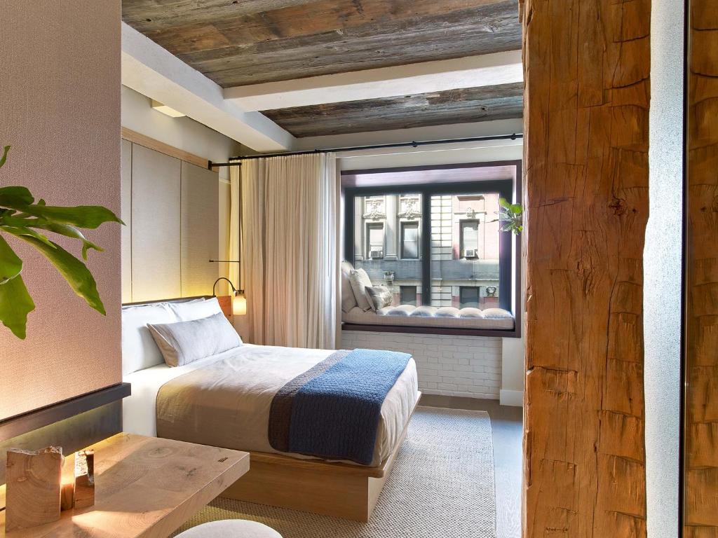 Deluxe King Room with City View - Image 4