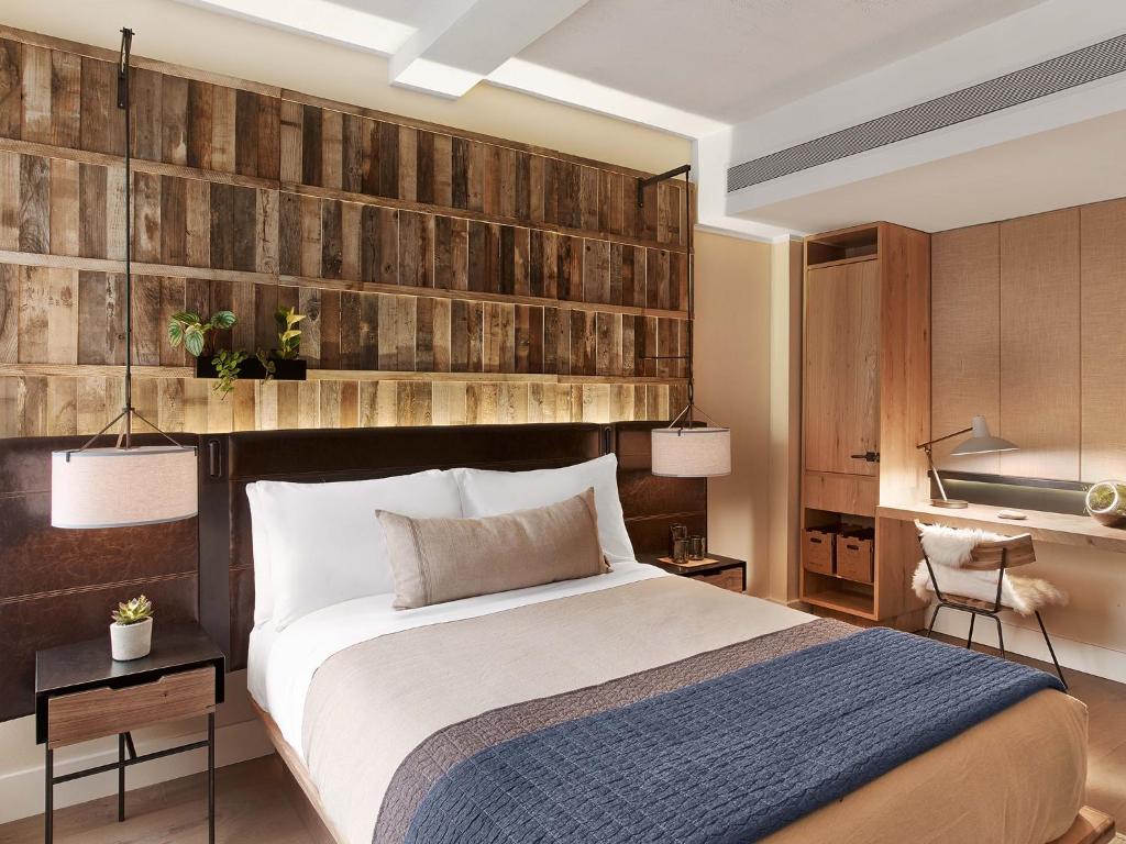 Queen Room - Image 1