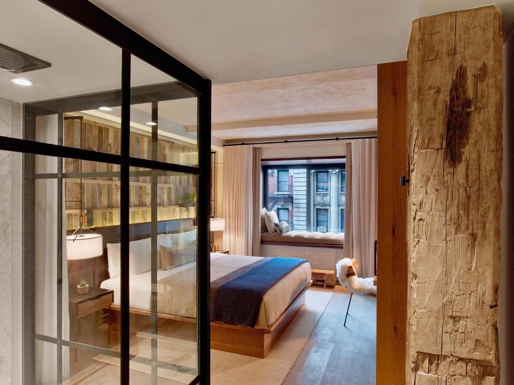 Superior King Room with City View - Image 1