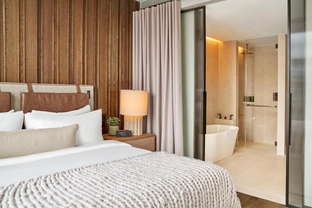 Skyline One Bedroom Terrace Suite - Image 1