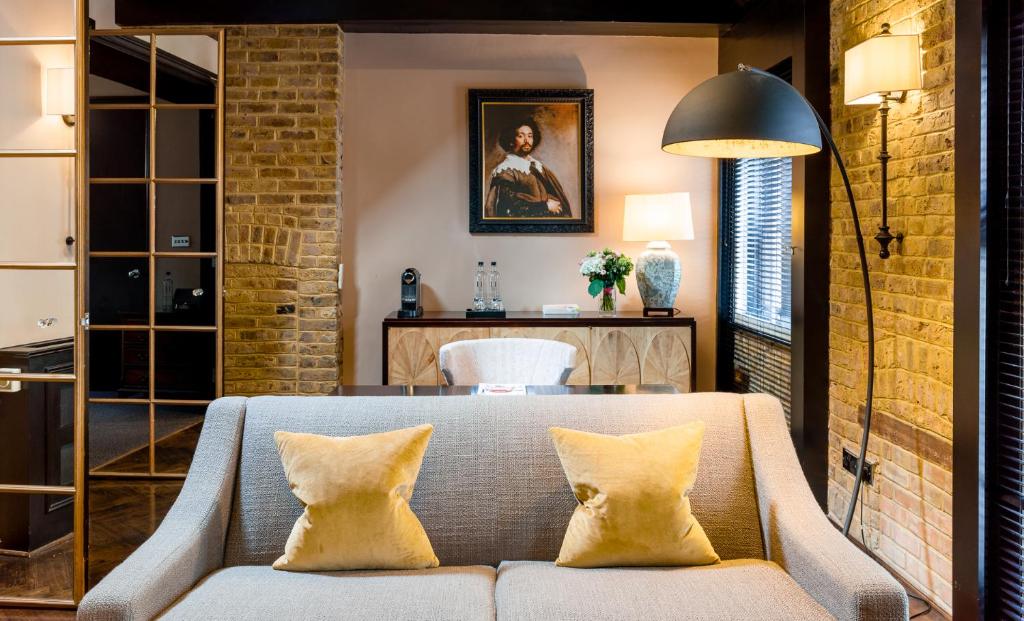 Cadogan Suite at 11 Cadogan Gardens - Image 1