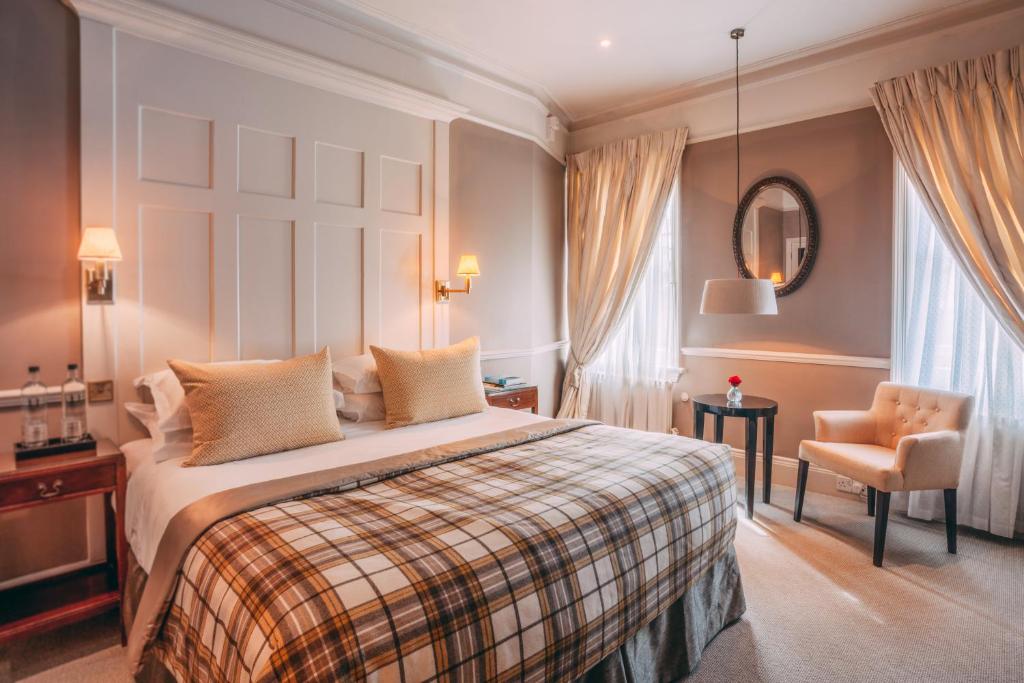 Deluxe King Room at 11 Cadogan Gardens - Image 2