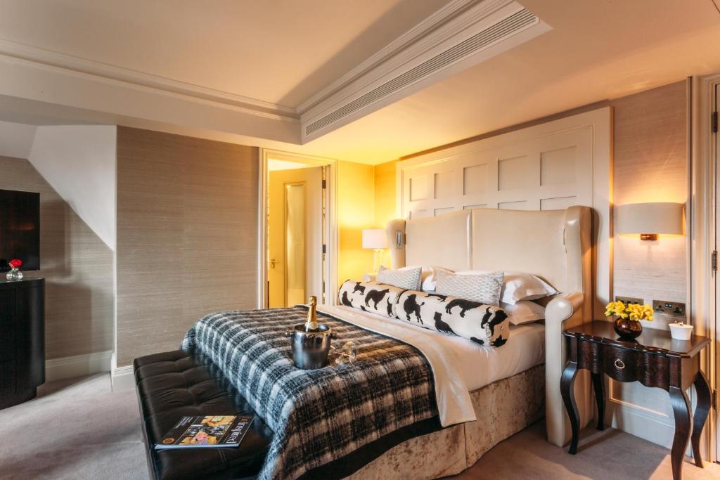 Deluxe King Room at 11 Cadogan Gardens - Image 3