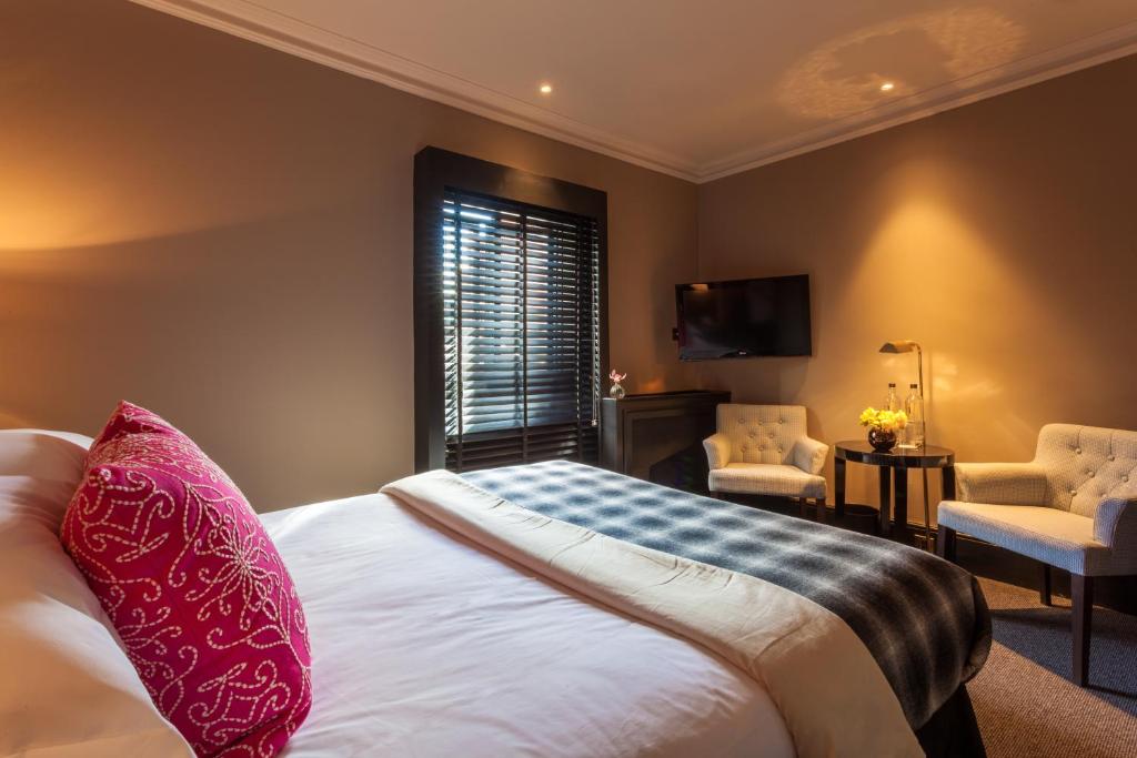 Petite Double room at 11 Cadogan Gardens - Image 1