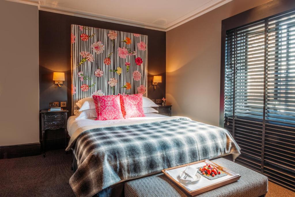 Petite Double room at 11 Cadogan Gardens - Image 2