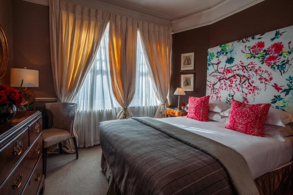 Petite Double room at 11 Cadogan Gardens - Image 3