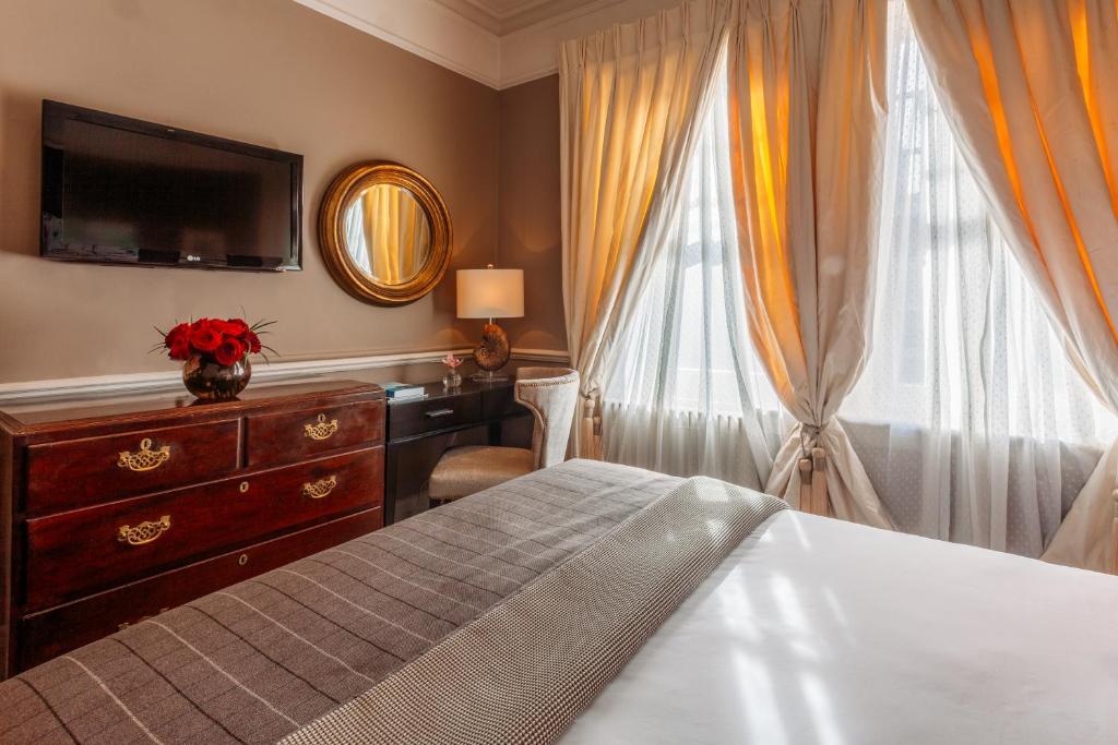 Petite Double room at 11 Cadogan Gardens - Image 4