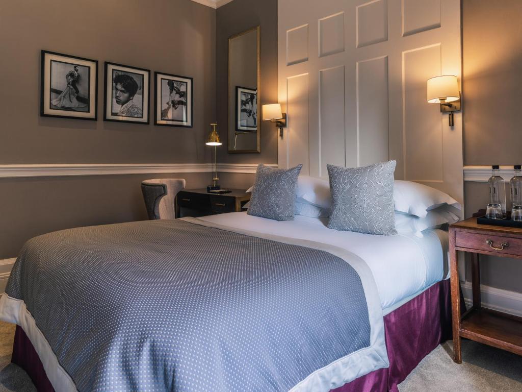 Superior Queen Room at 11 Cadogan Gardens - Image 2