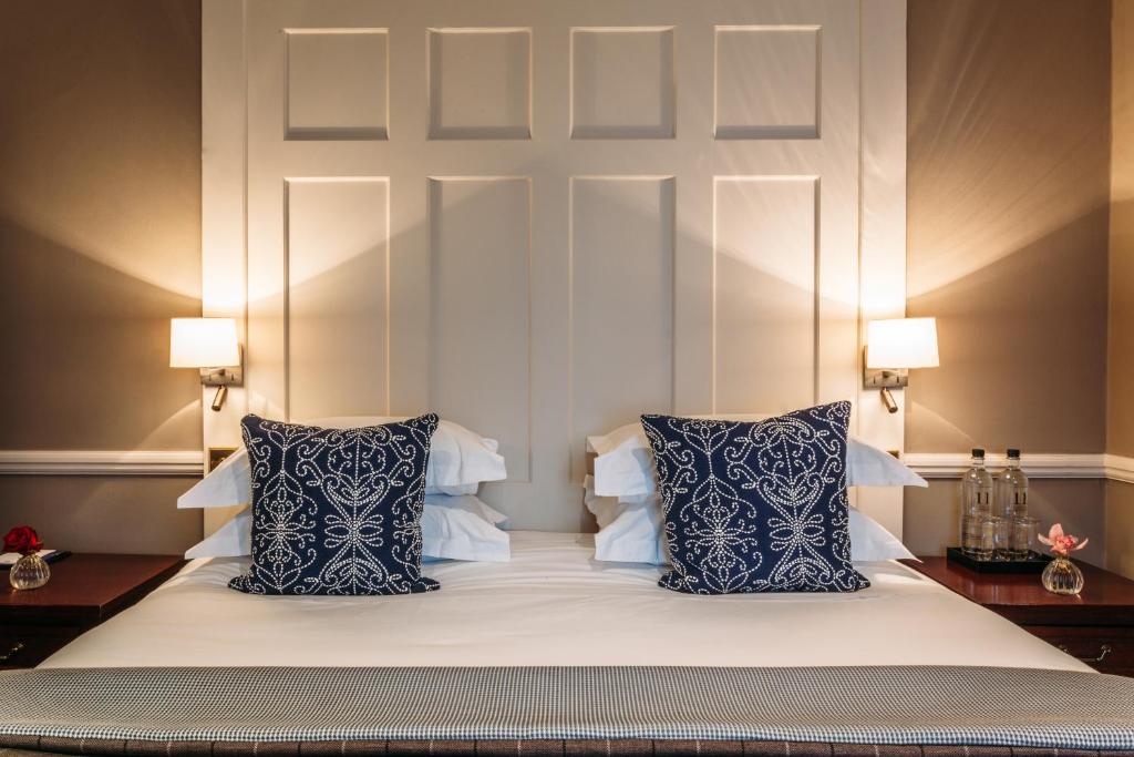 Superior Queen Room at 11 Cadogan Gardens - Image 3