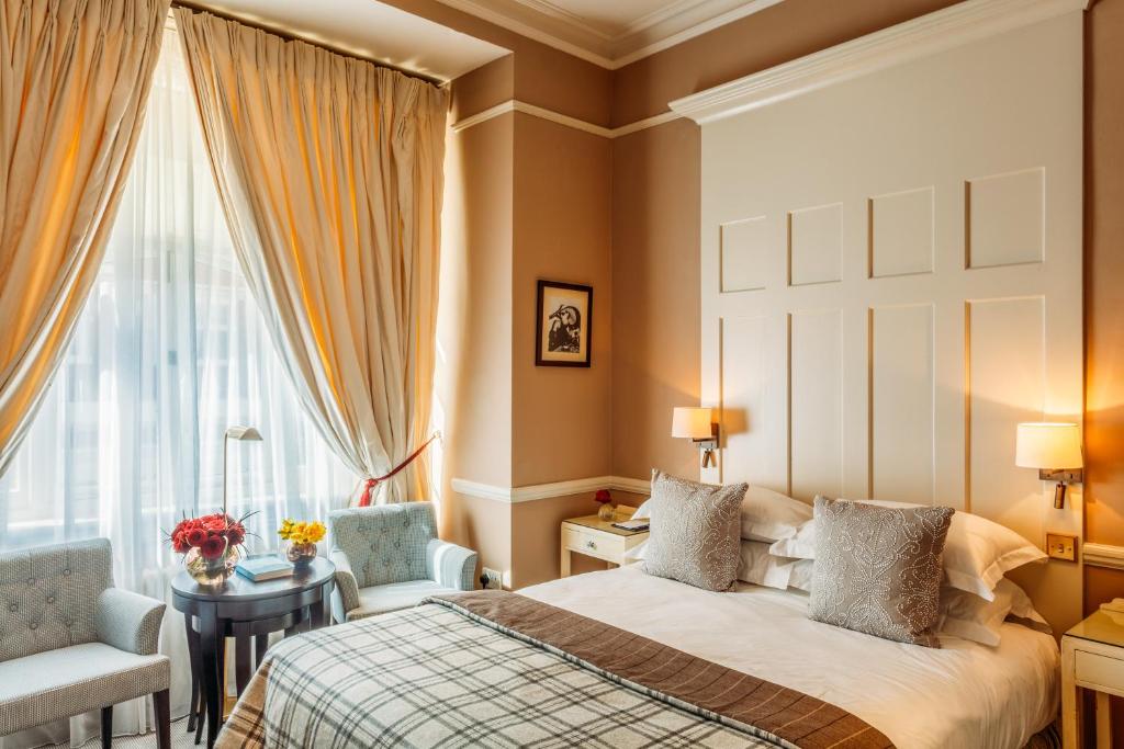 Superior Queen Room at 11 Cadogan Gardens - Image 4