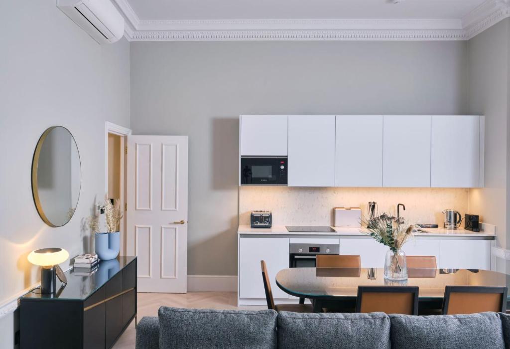 Three-Bedroom Apartment at 20 Cadogan Gardens - Image 1