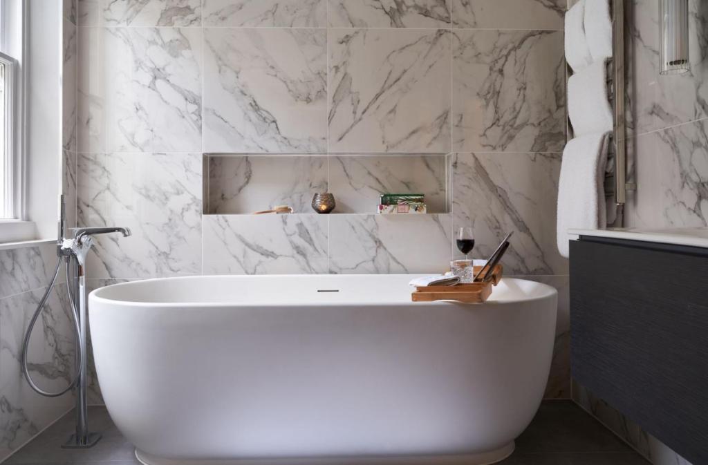 Three-Bedroom Apartment at 20 Cadogan Gardens - Image 2