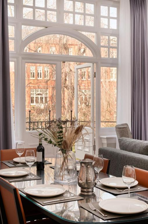 Three-Bedroom Apartment at 20 Cadogan Gardens - Image 5