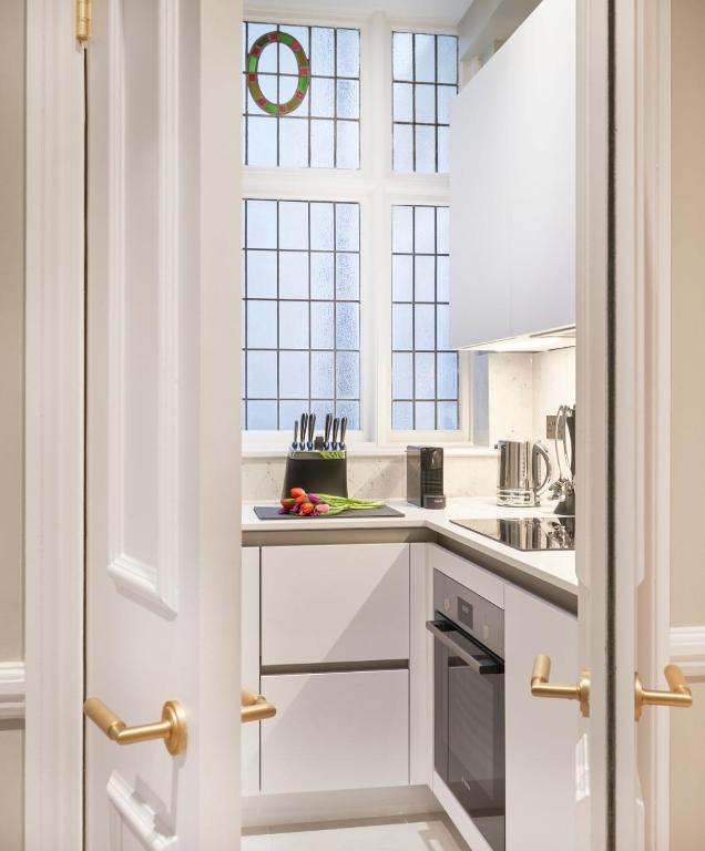 Two-Bedroom Apartment at 20 Cadogan Gardens - Image 2