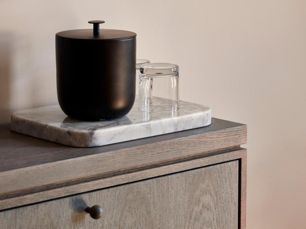 Corner Studio with King Bed - Image 4