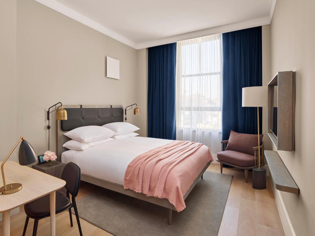 Superior King Room - Image 7
