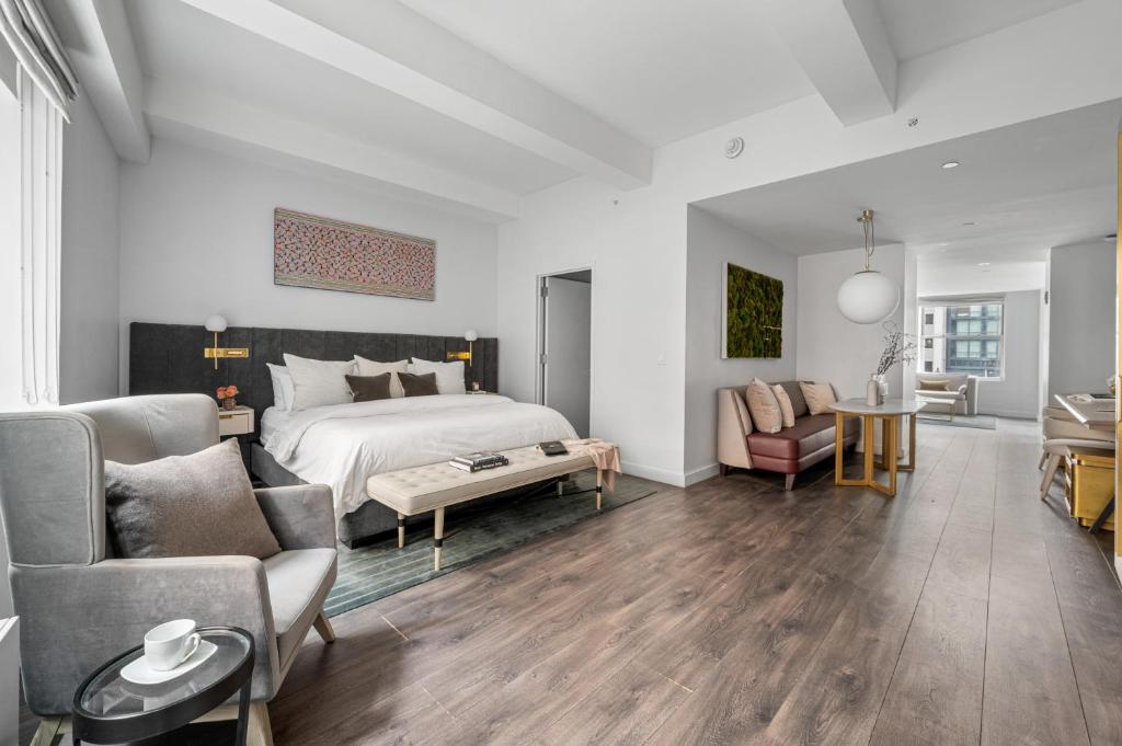 King Studio with Sofa Bed
