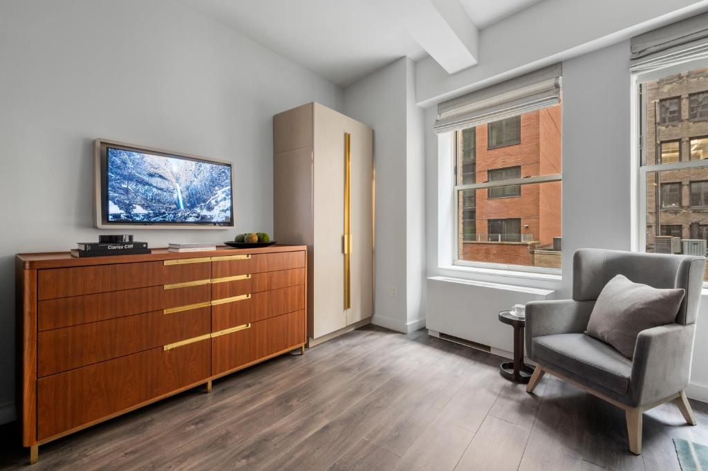 King Studio with Sofa Bed - Image 29