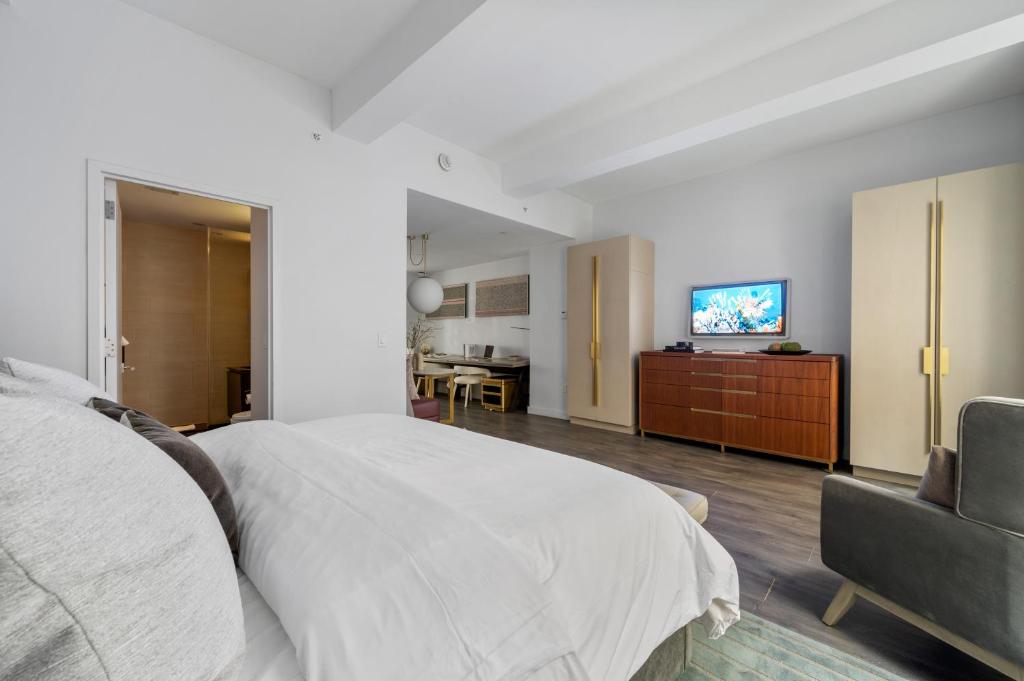 King Studio with Sofa Bed - Image 4