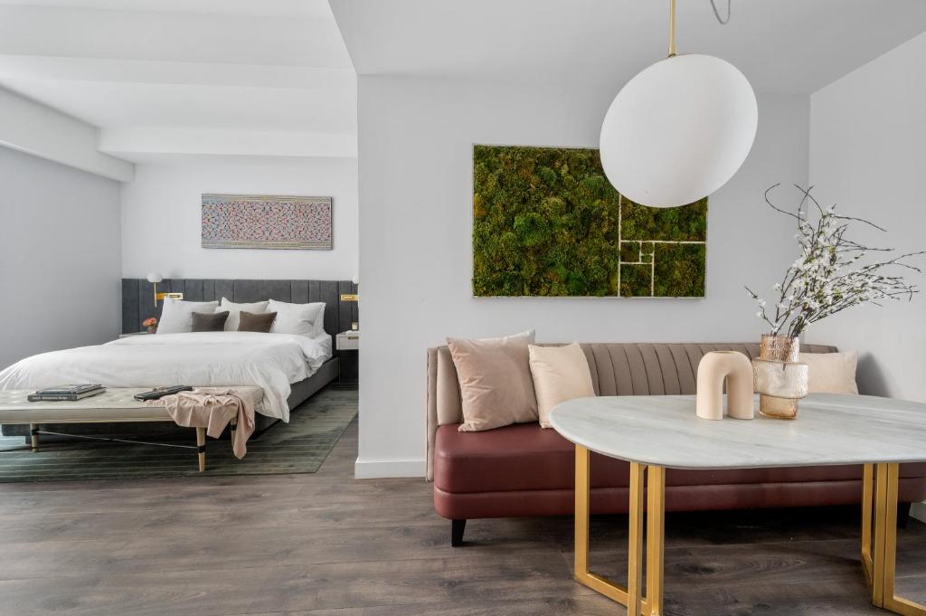 King Studio with Sofa Bed - Image 8