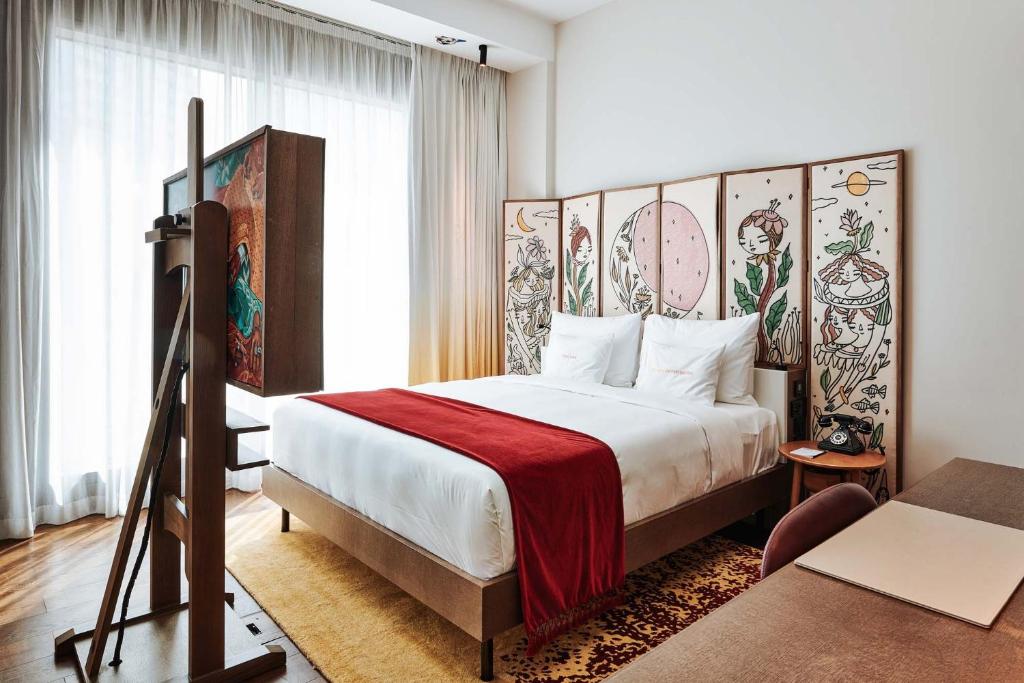 Artist Village Suite with Museum View - Image 3