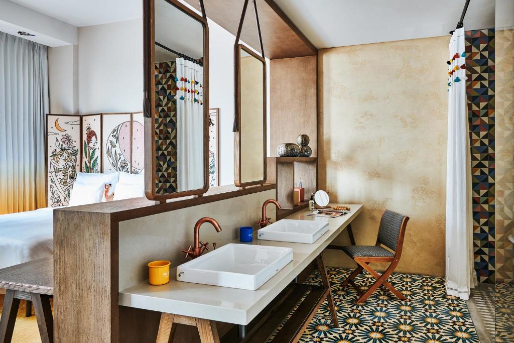 Artist Village Suite with Museum View - Image 9