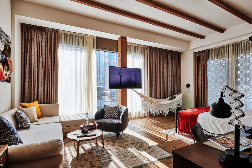 Large Farmstay Suite with Museum View - Image 2