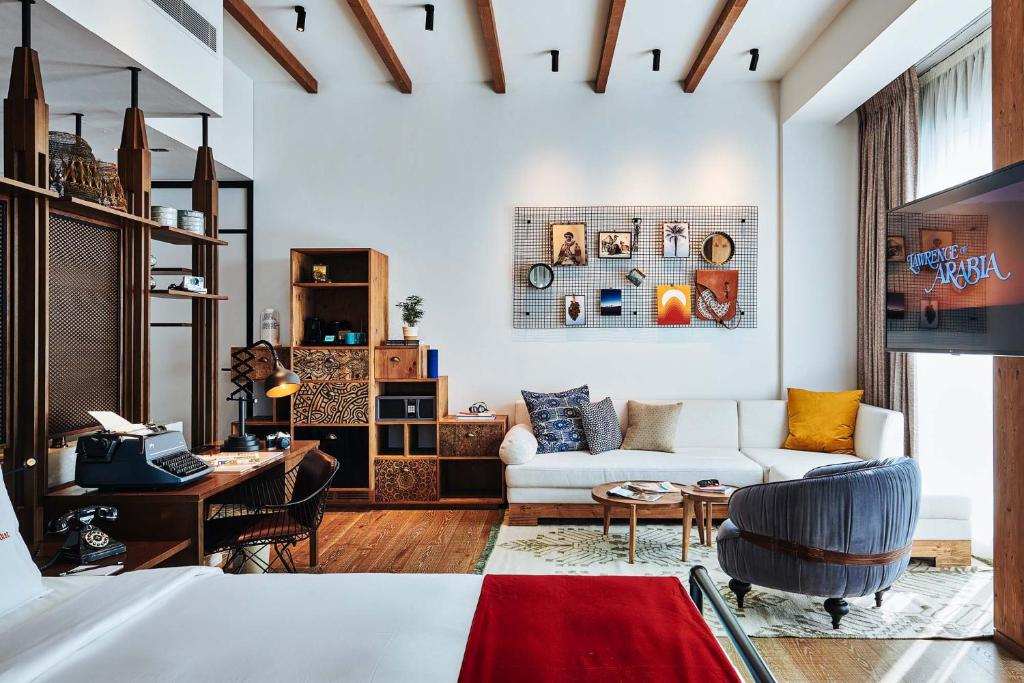 Large Farmstay Suite with Museum View - Image 3