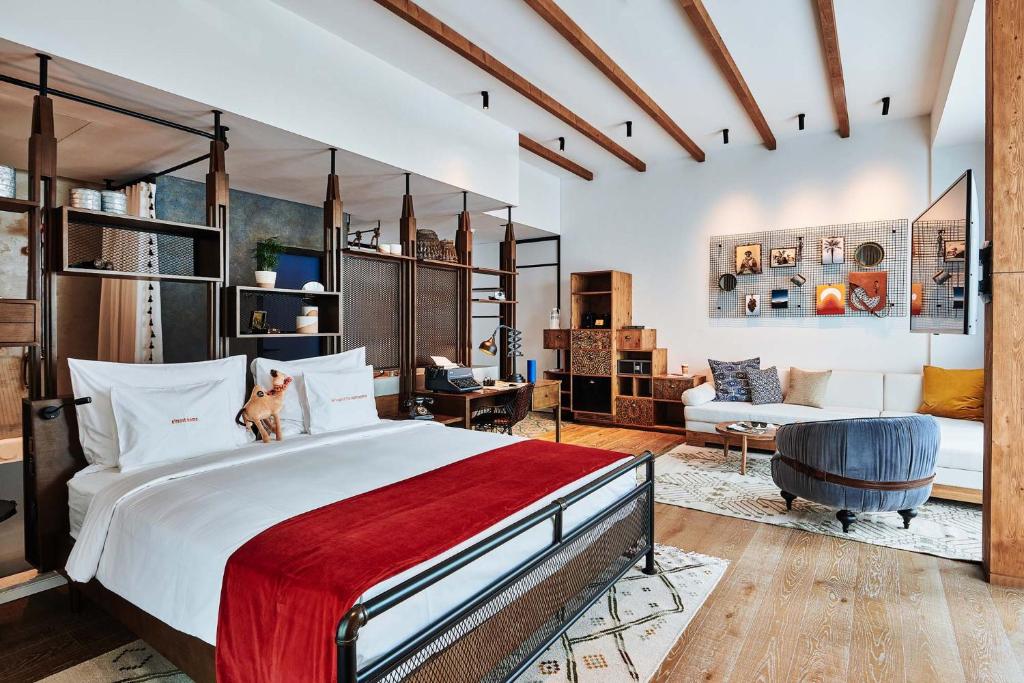 Large Farmstay Suite with Museum View - Image 4