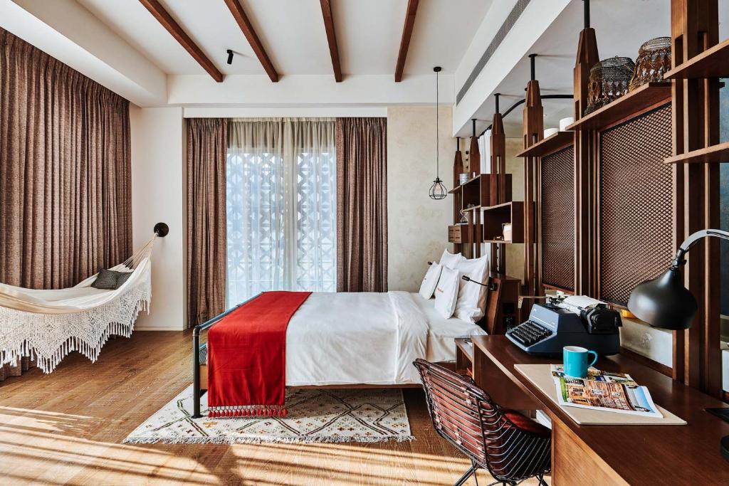 Large Farmstay Suite with Museum View - Image 9