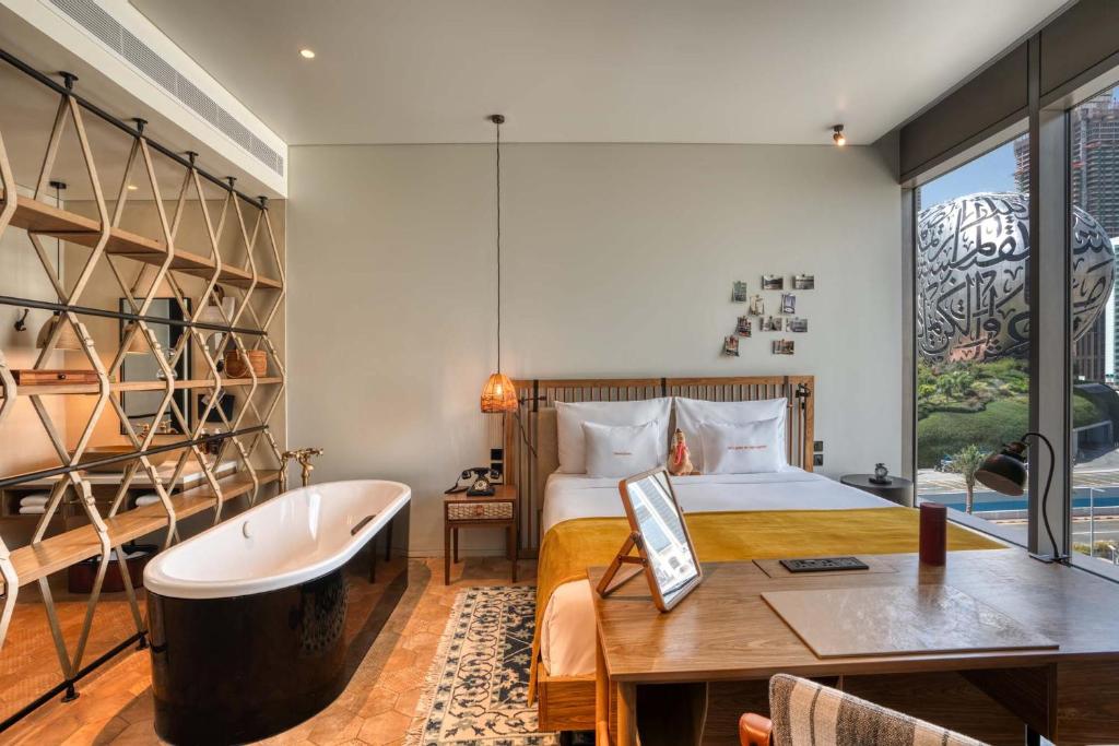 Large Glamping Room with Museum View - Image 3