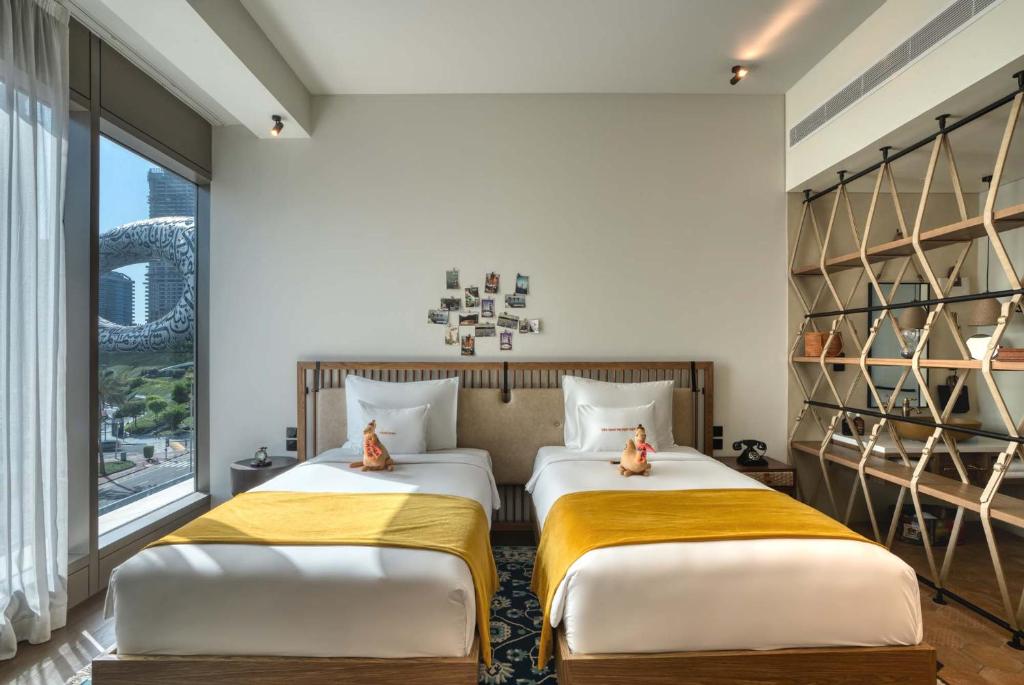 Large Glamping Twin Room with Museum View - Image 3
