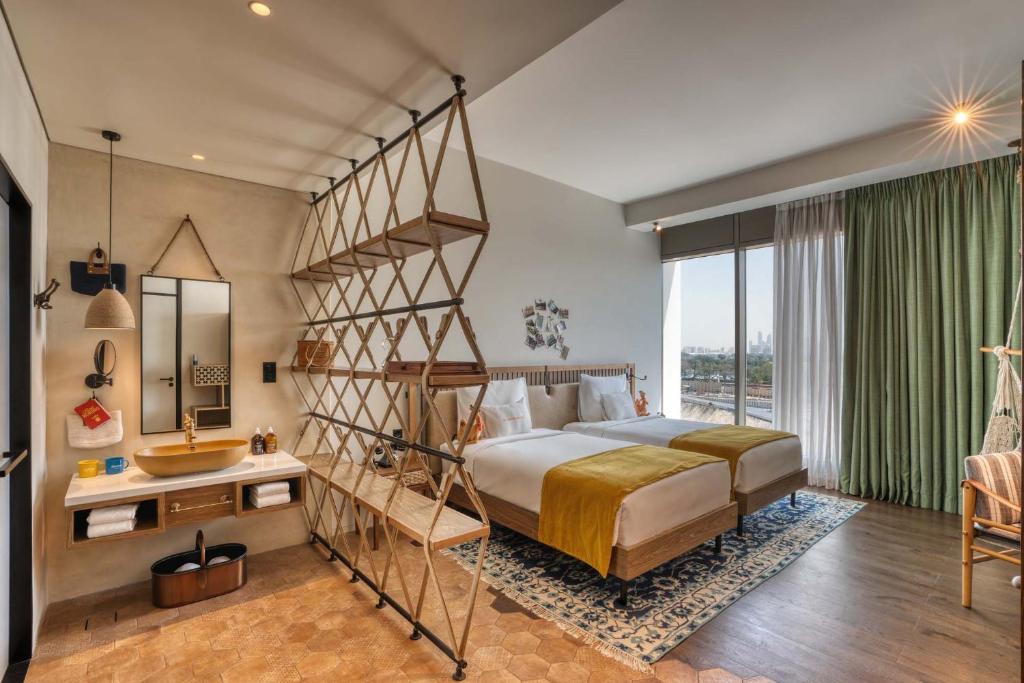 Large Glamping Twin Room - Image 3
