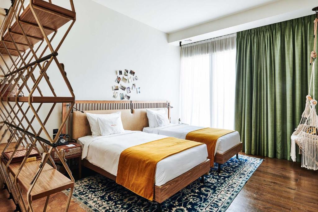 Large Glamping Twin Room - Image 4