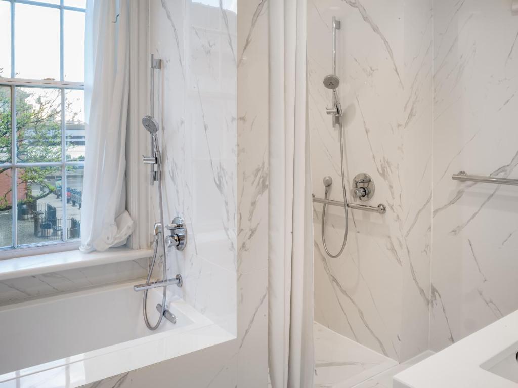 Classic One Bedroom Suite - Image 2