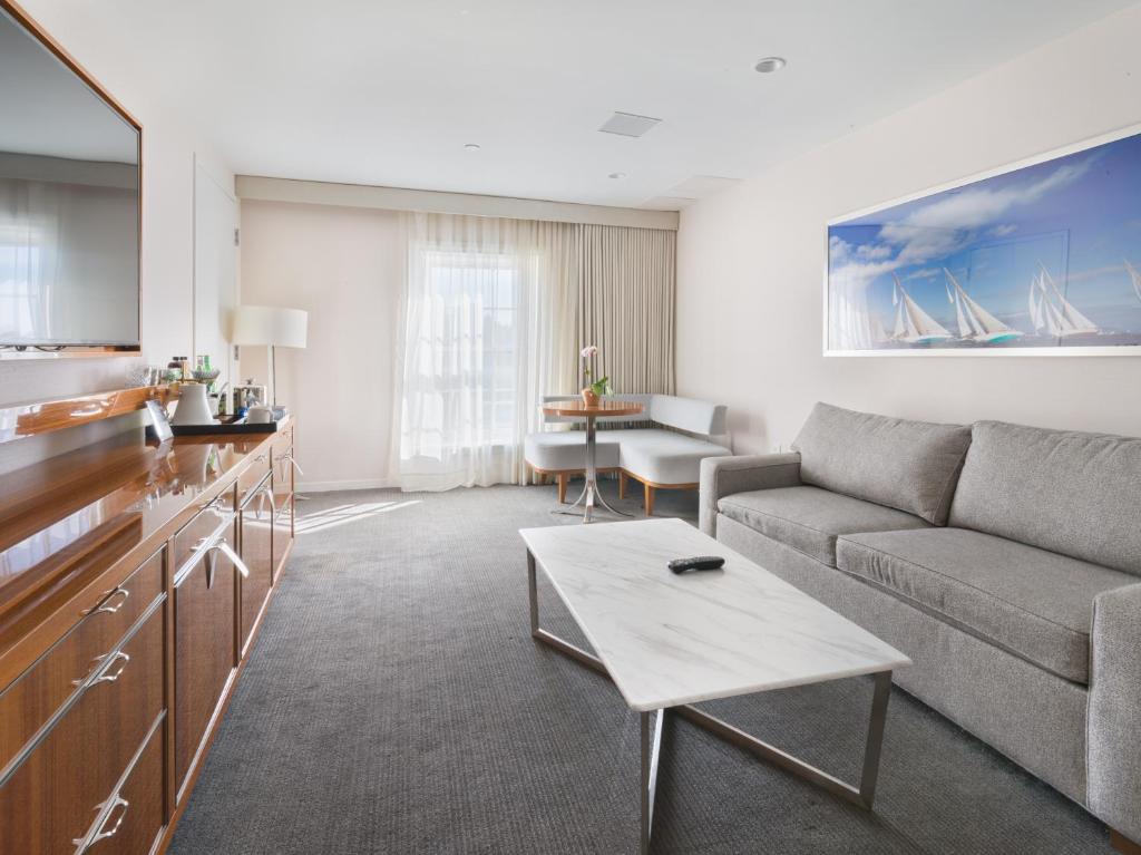 Classic One Bedroom Suite - Image 4