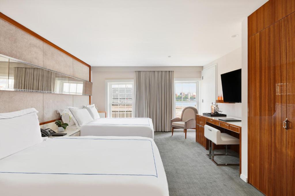 Deluxe Front Street Two Queens - Image 1