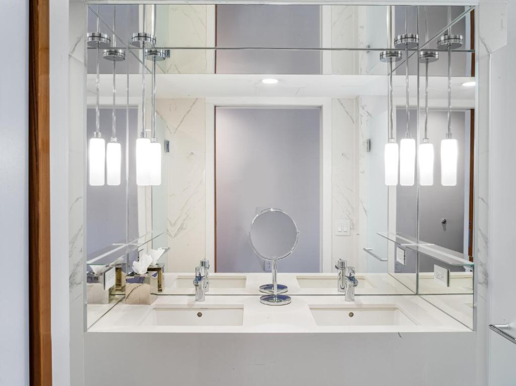 Deluxe Front Street Two Queens - Image 2