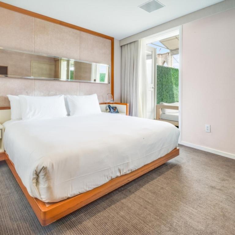 Premier Front Street King Terrace ADA - Image 4