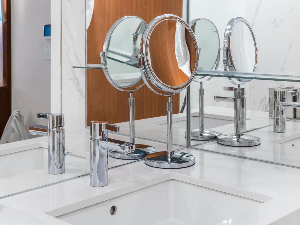 Seaport King Suite - Image 7