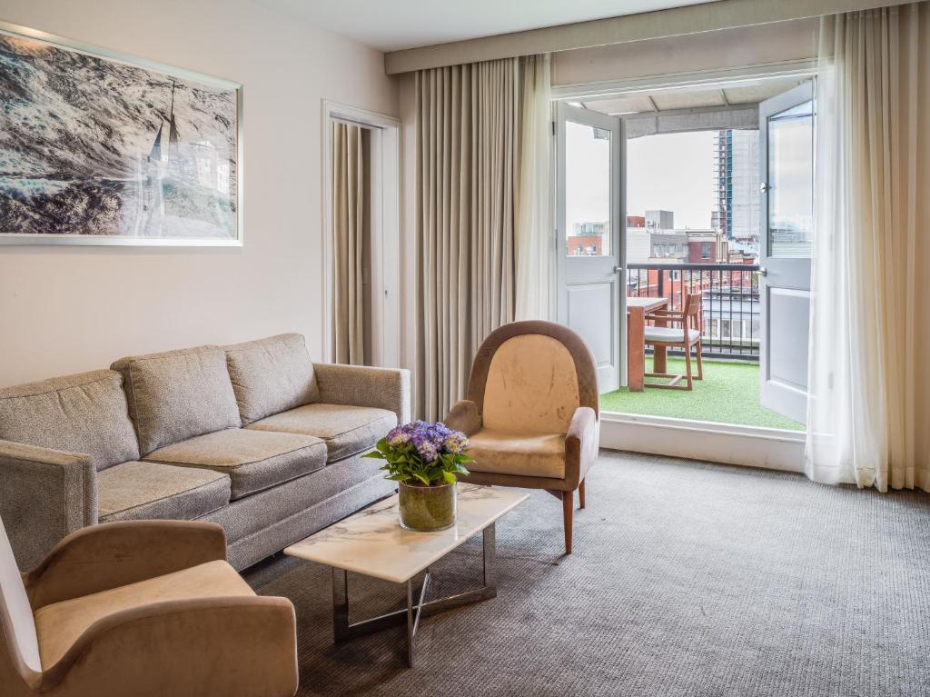 Seaport King Suite - Image 8