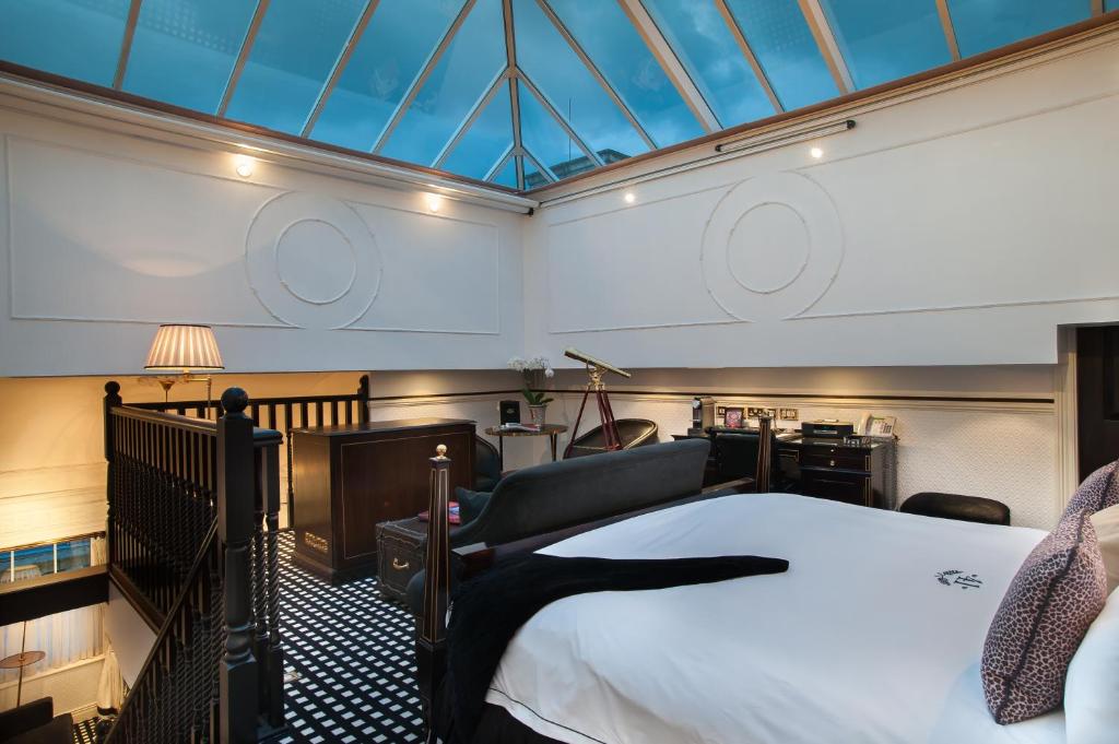 Luxury Suite (Conservatory) - Image 1