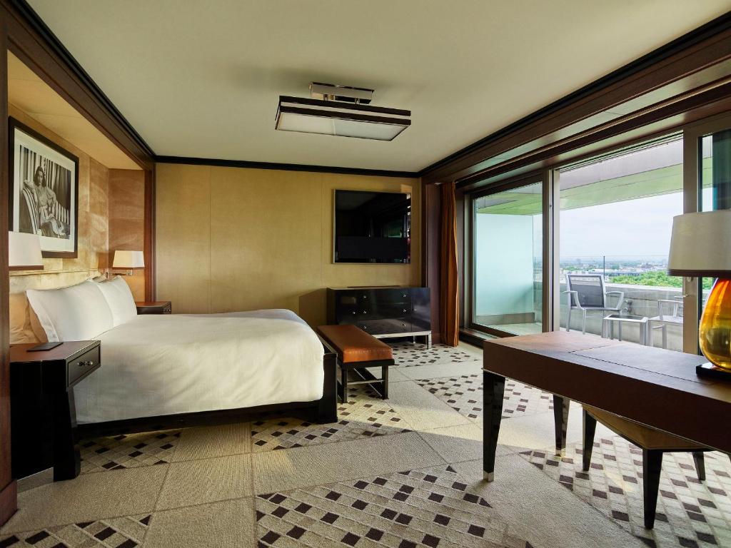 Hyde Park Balcony Suite - Image 1