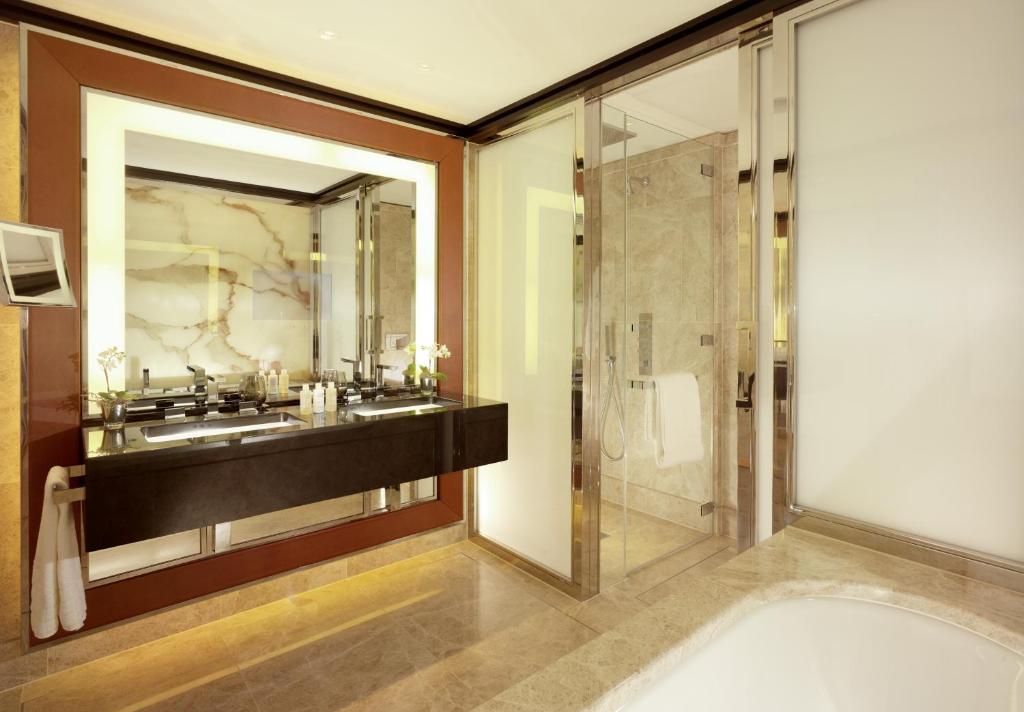 Hyde Park Balcony Suite - Image 2